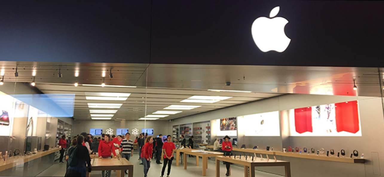 Apple store установить. Apple Store 2022 iphone 13. Касса магазин Apple. Магазин Apple без персонала. Эпл стор СССР.