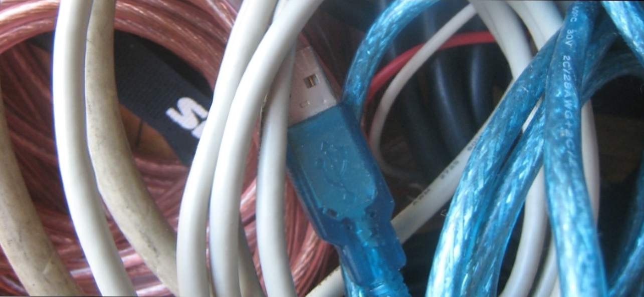 Защо подобни устройства използват кръстосани кабели вместо директни? (Как да)