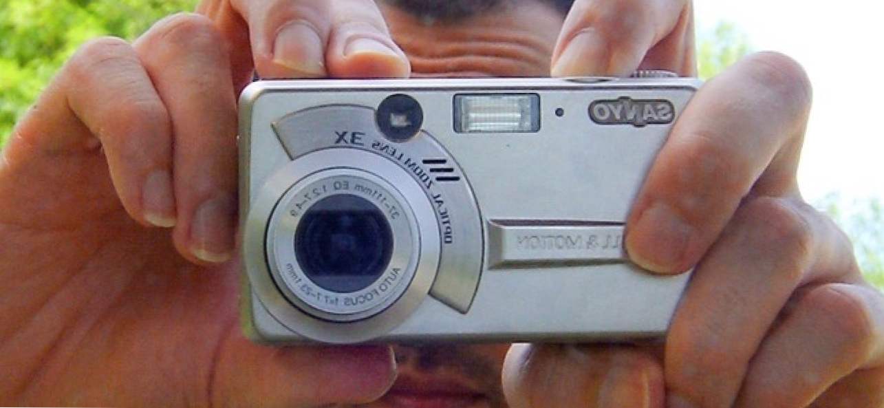 Защо всеки фотоапарат поставя снимки в DCIM папка? (Как да)